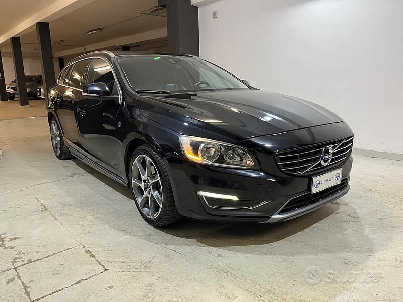 Usata Volvo V60 Ocean Race 190 CV (139 kW) 2015 Nero Station wagon