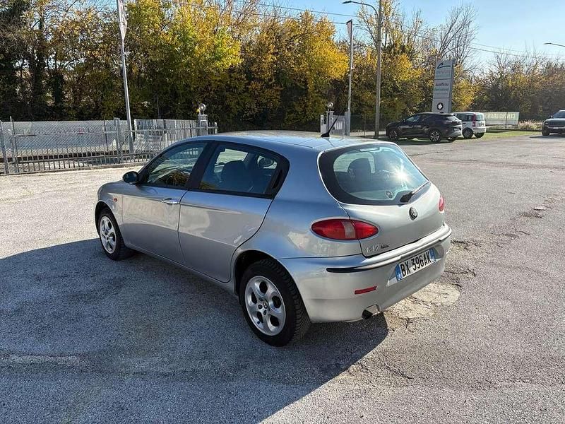 Argento Usata 2002 Alfa Romeo 147 Progression Due volumi | 3600 € (Cara) - Immagine 1/4