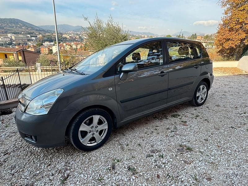 Usata Toyota Corolla Verso 2006 Grigio Monovolume