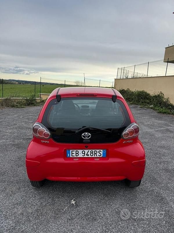 Usata Toyota Aygo Sol 68 CV (50 kW) 2010 Rosso Utilitaria