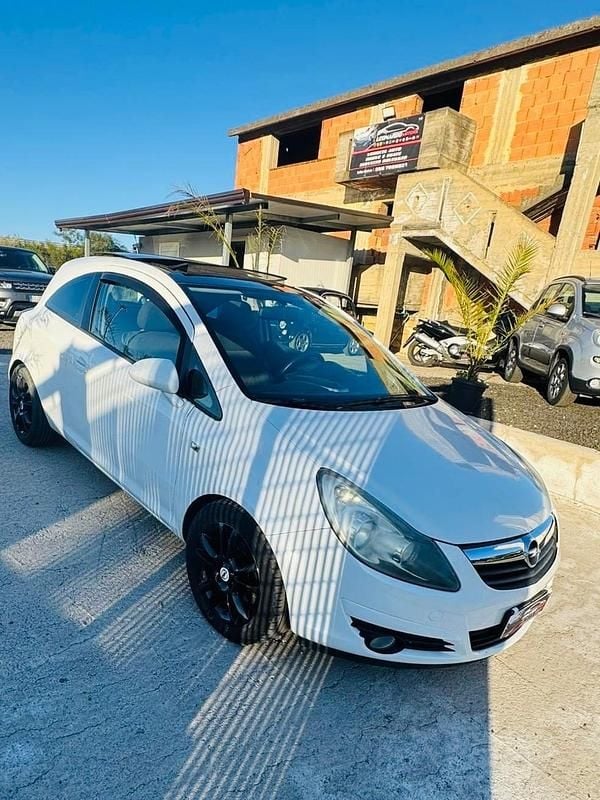 Usata Opel Corsa Enjoy 90 CV (66 kW) 2009 Bianco Utilitaria