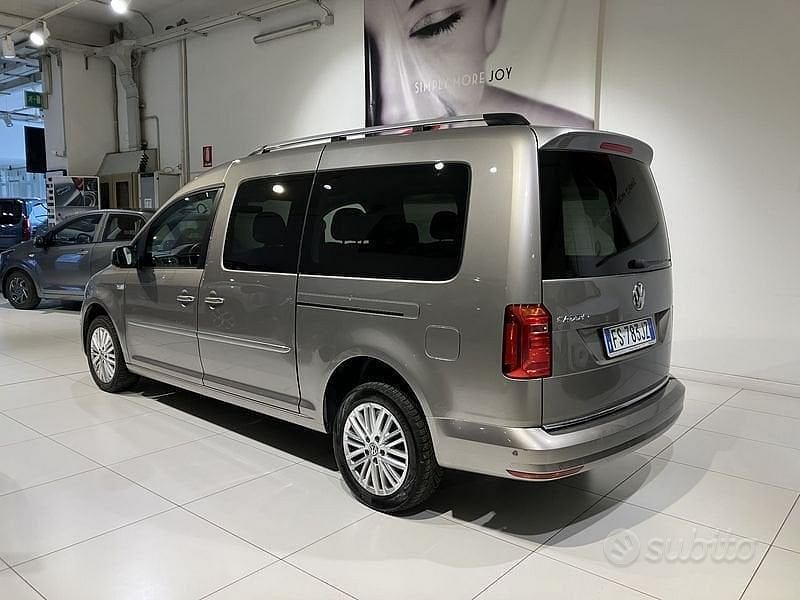 Usado VW Caddy Maxi Highline 150 CV (110 kW) 2018 Gris Monovolumen