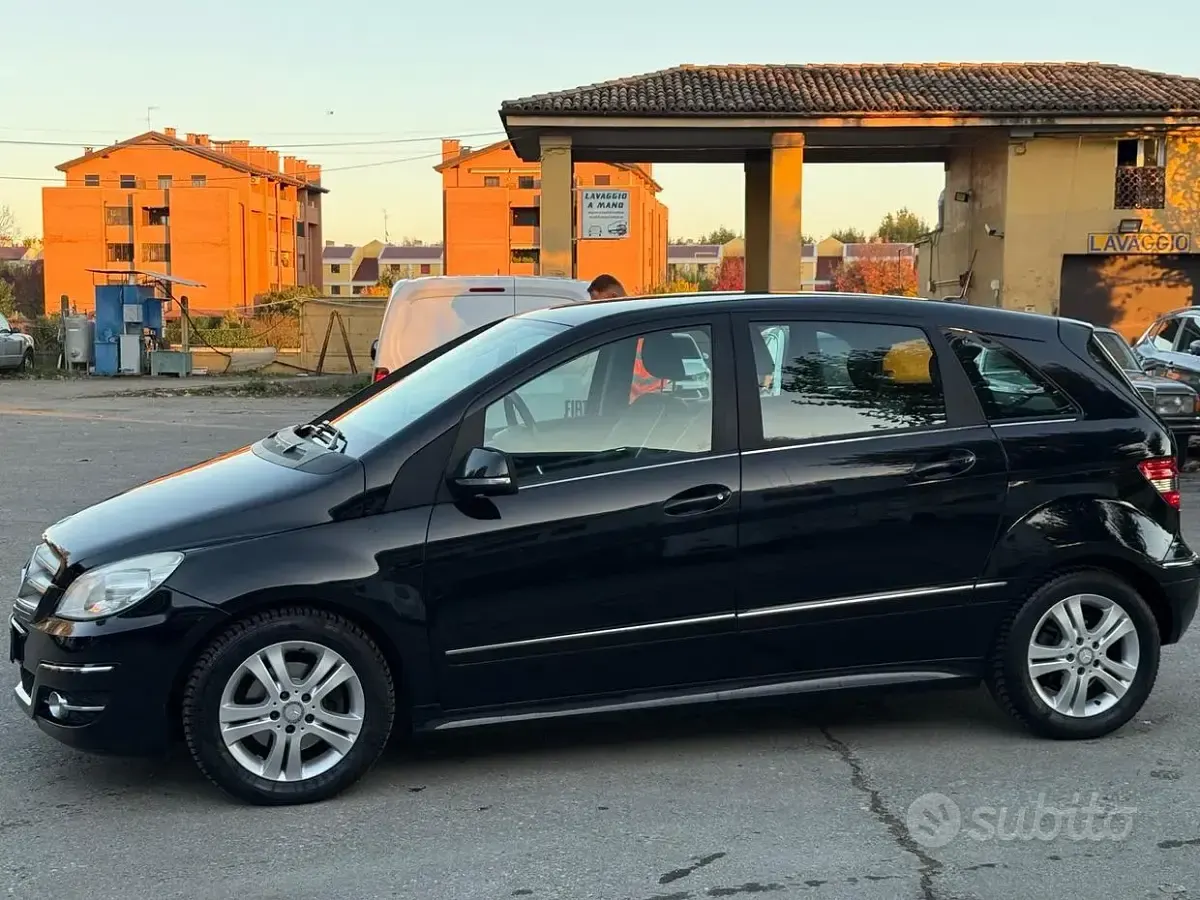 Usata Mercedes B160 Premium 109 CV (80 kW) 2011 Nero Utilitaria