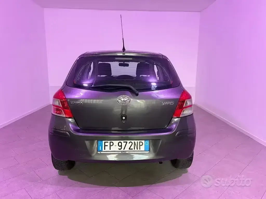 Usata Toyota Yaris 69 CV (50 kW) 2010 Grigio Utilitaria