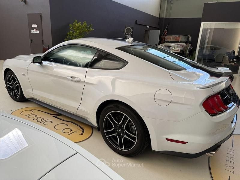 Usata Ford Mustang GT Fastback 449 CV (330 kW) 2022 Bianco Coupé