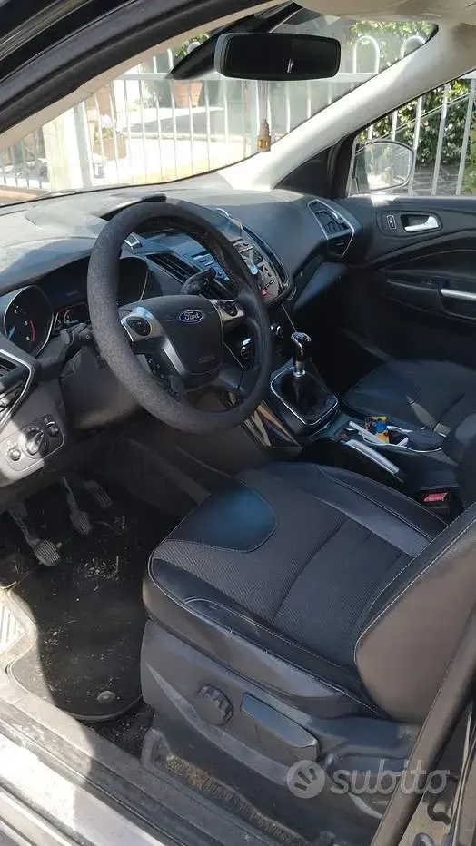 Usata Ford Kuga 140 CV (102 kW) 2013 Nero SUV