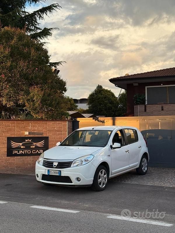 Usata Dacia Sandero Lauréate 75 CV (55 kW) 2008 Bianco Utilitaria