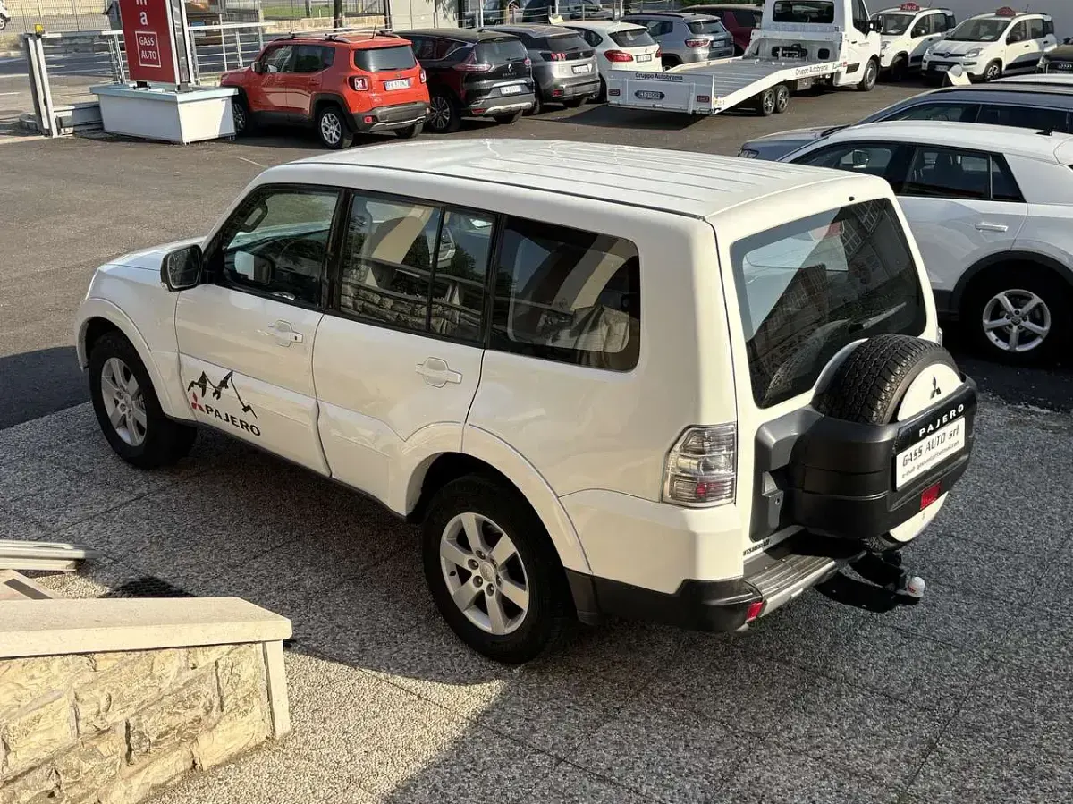 Usata Mitsubishi Pajero Intense 160 CV (117 kW) 2007 Bianco SUV