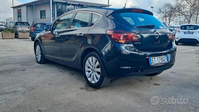Usata Opel Astra Cosmo 110 CV (80 kW) 2013 Nero Berlina
