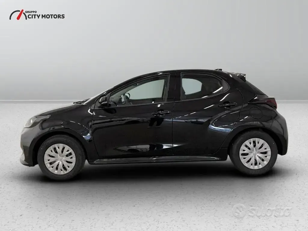 Ny Toyota Yaris Hybrid Active 116 HK (85 kW) 2026 Svart Sedan