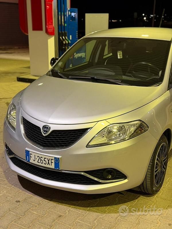 Usata Lancia Ypsilon 95 CV (69 kW) 2017 Grigio Utilitaria