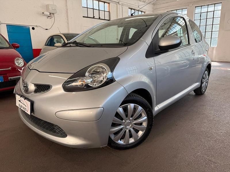 Argento Usata 2006 Toyota Aygo Due volumi | 3490 € (Buon prezzo) - Immagine 1/4