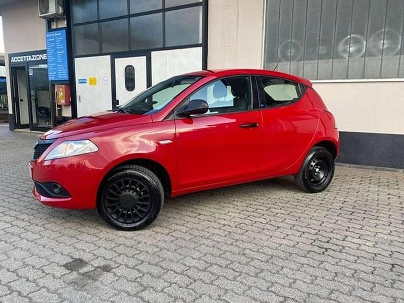 Usata Lancia Ypsilon 71 CV (52 kW) 2018 Rosso Utilitaria