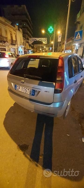 Usata Ford Fiesta 68 CV (50 kW) 2004 Grigio Utilitaria