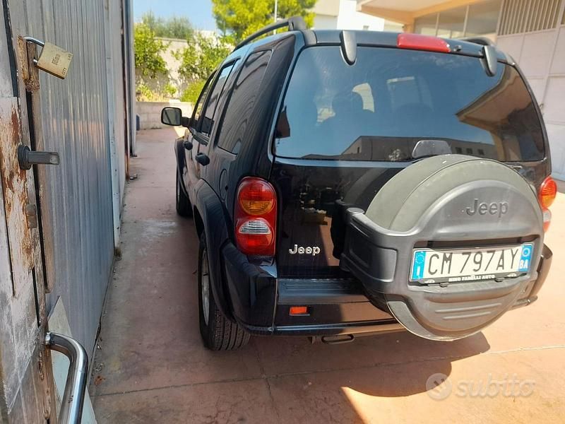 Usata Jeep Cherokee 163 CV (119 kW) 2009 Nero SUV