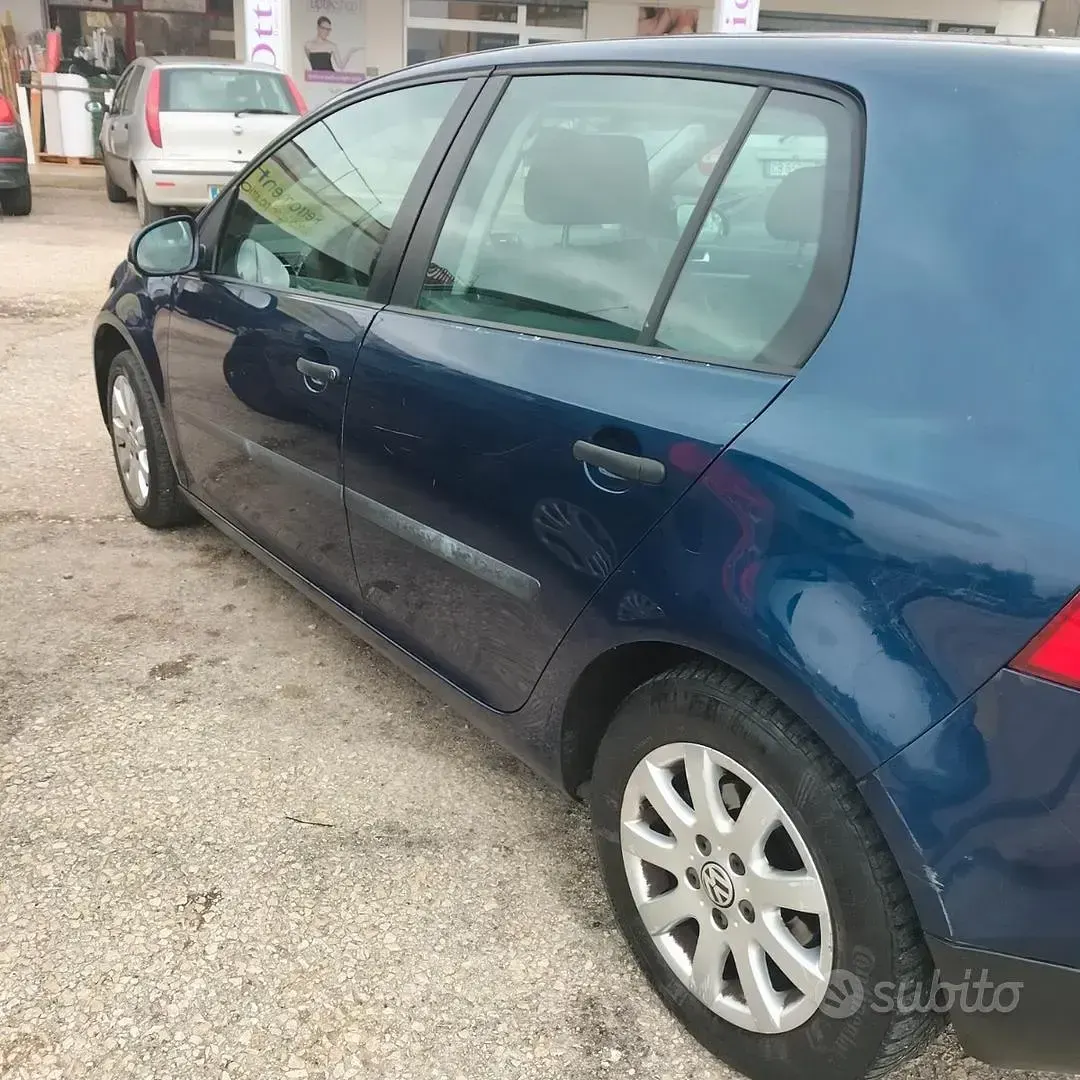 Usata VW Golf V 105 CV (77 kW) 2006 Blu Utilitaria