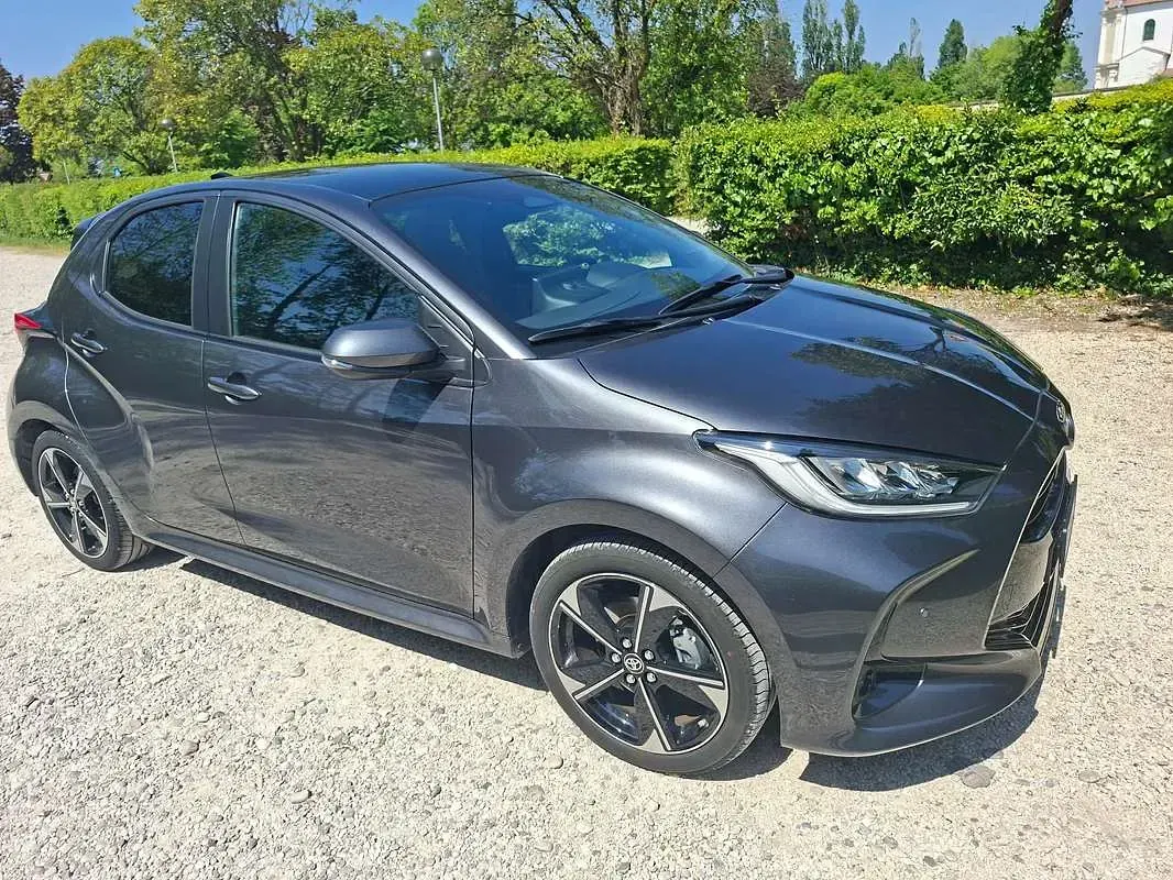 Usata Toyota Yaris Hybrid Lounge 131 CV (96 kW) 2025 Grigio Berlina