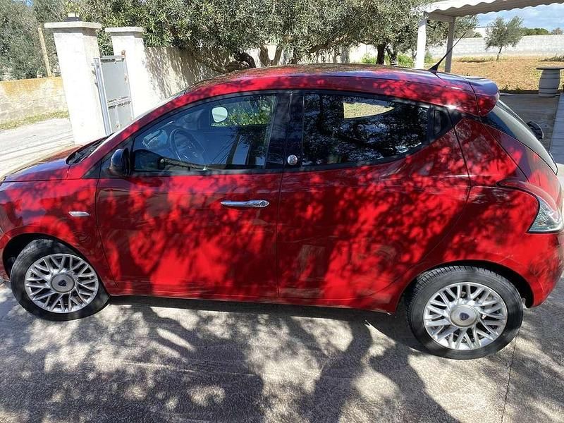 Usata Lancia Ypsilon Gold 69 CV (50 kW) 2013 Rosso Utilitaria