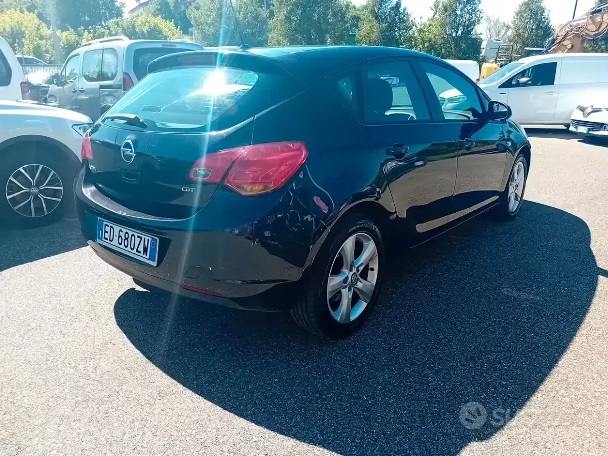 Usata Opel Astra Cosmo 110 CV (80 kW) 2011 Nero Berlina