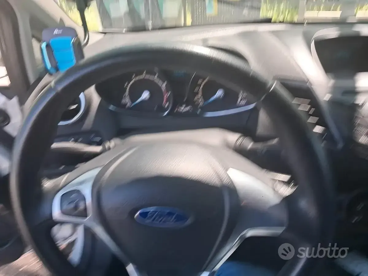Usata Ford Fiesta 80 CV (58 kW) 2015 Grigio Utilitaria