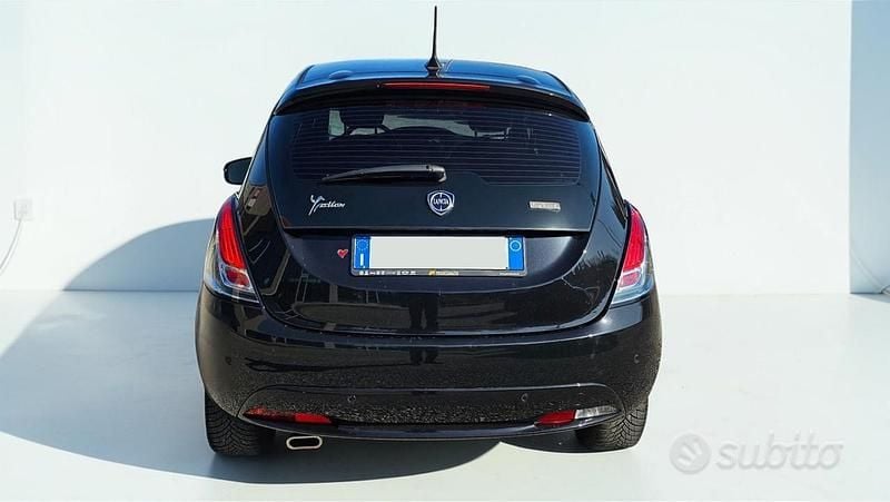 Usata Lancia Ypsilon Gold 69 CV (50 kW) 2022 Nero metallizzato Utilitaria