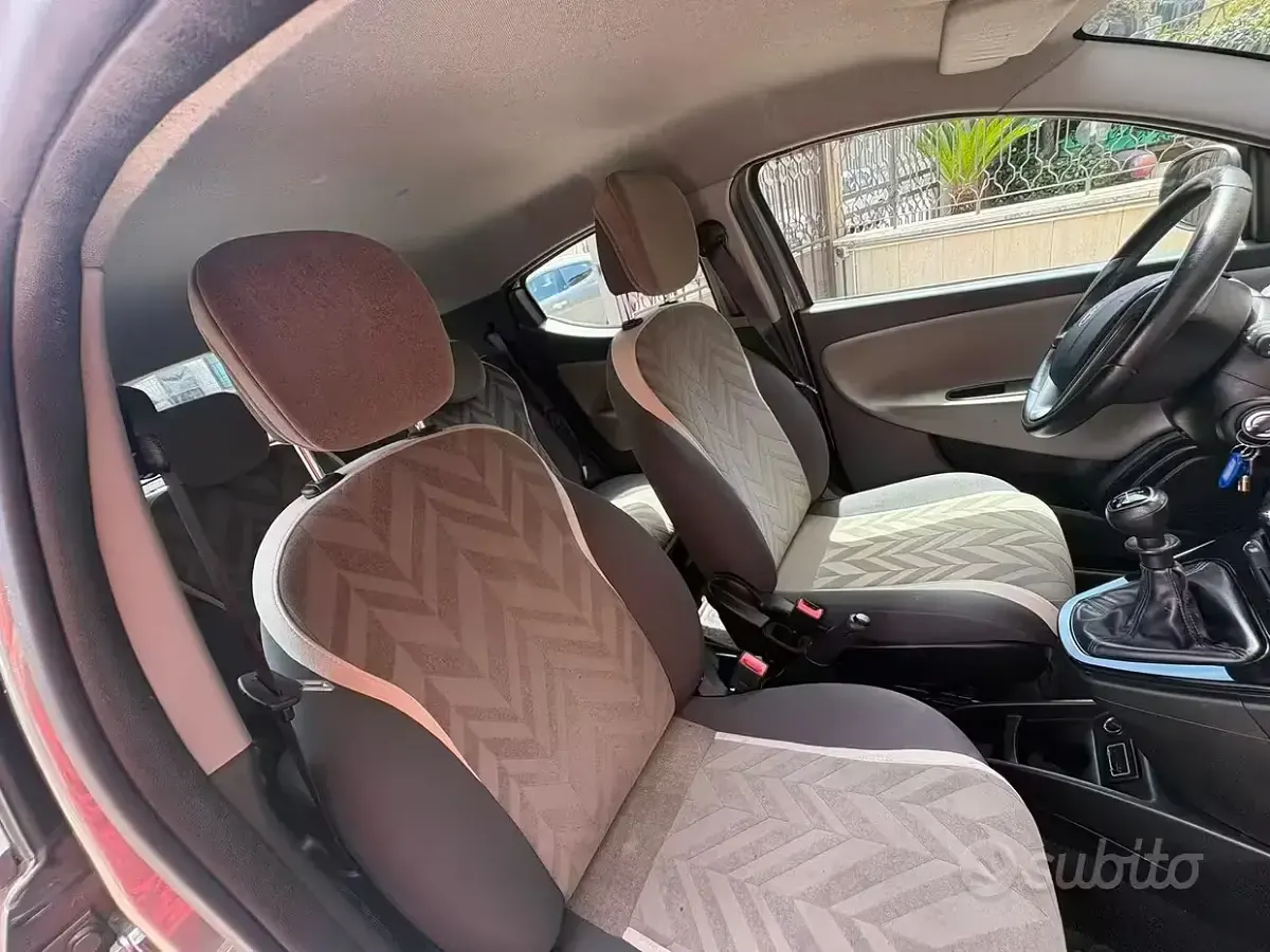Usata Lancia Ypsilon Gold 80 CV (58 kW) 2017 Grigio Utilitaria