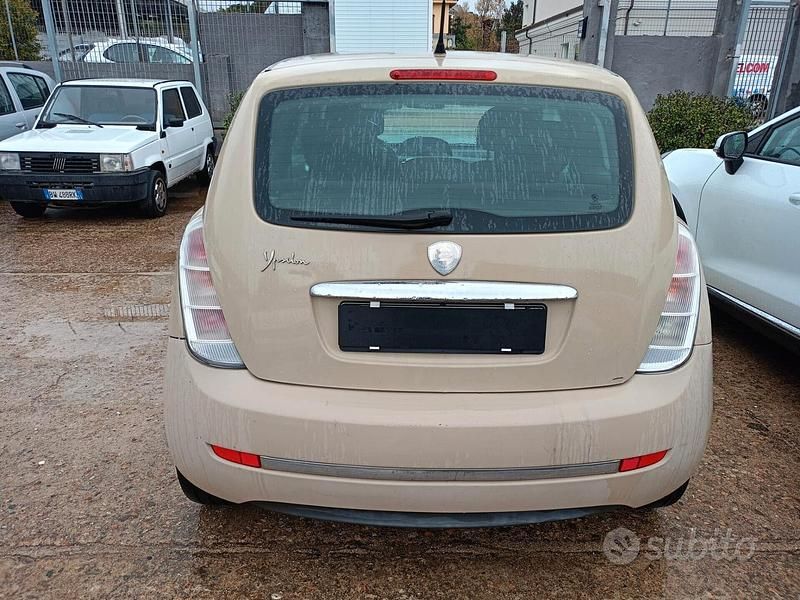 Usado Lancia Ypsilon 69 HP (50 kW) 2006 Bege Citadino