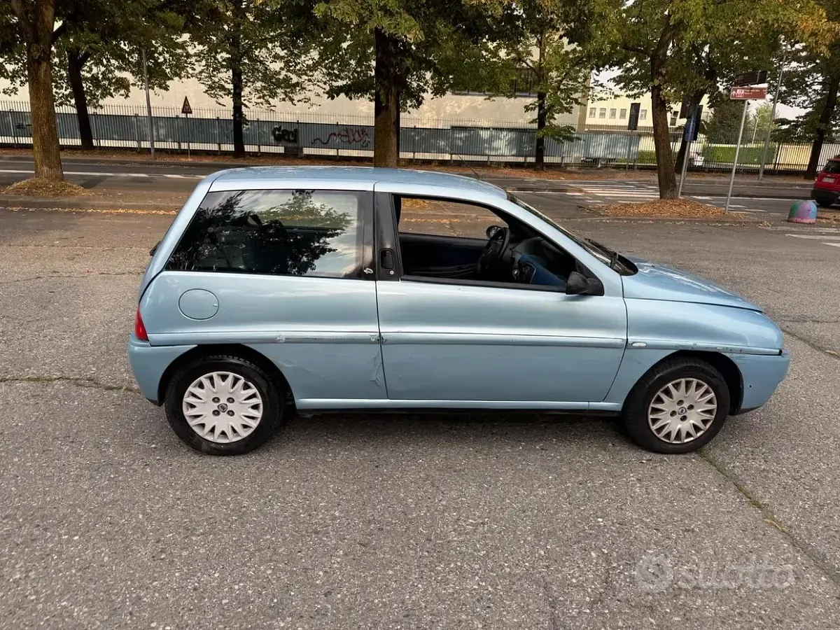 Usata Lancia Ypsilon 60 CV (44 kW) 2003 Blu Utilitaria
