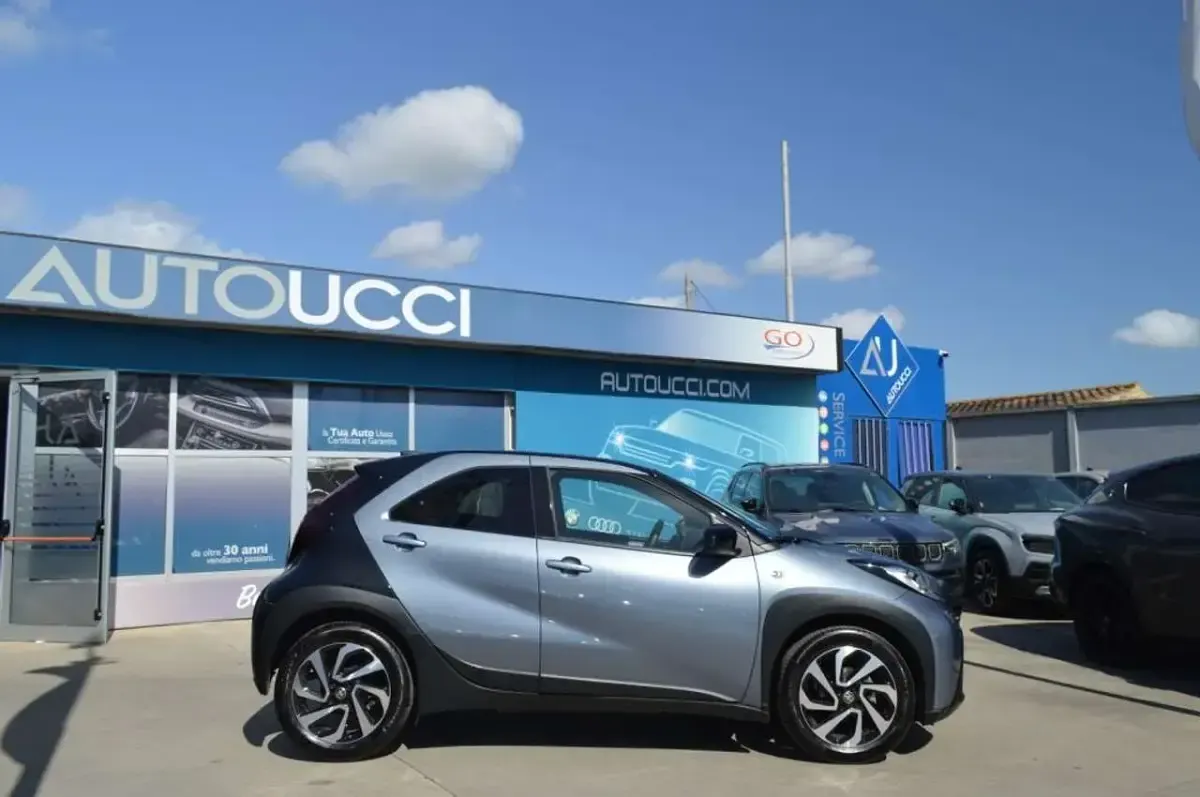 Usata Toyota Aygo X Trend 72 CV (52 kW) 2025 Celestite gray tetto black SUV