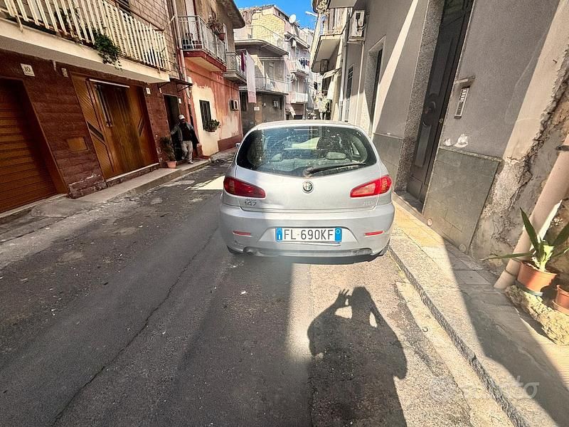 Second-hand Alfa Romeo 147 120 CP (88 kW) 2006 Gri Hatchback