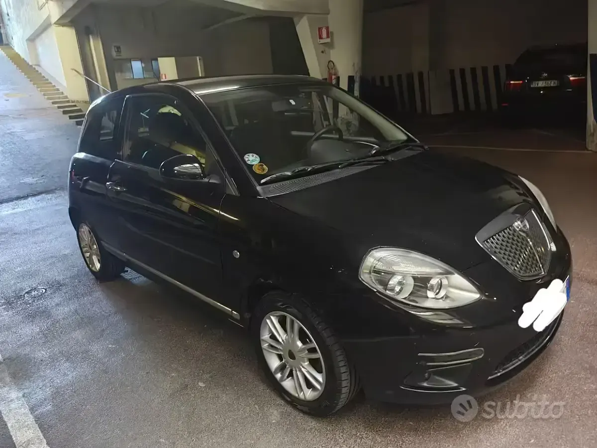 Usata Lancia Ypsilon 75 CV (55 kW) 2012 Nero Utilitaria