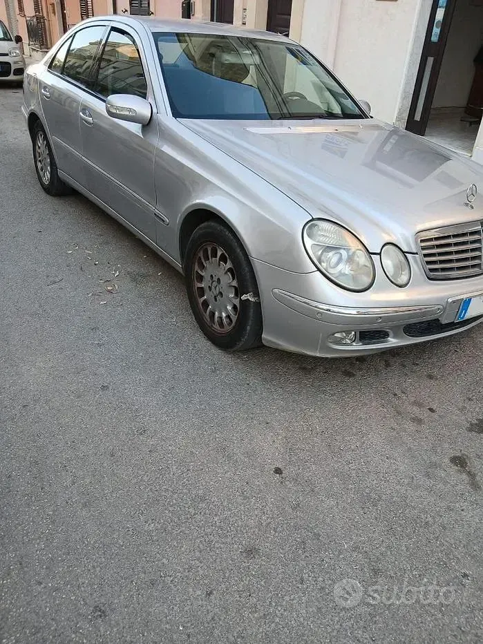 Usata Mercedes E270 177 CV (130 kW) 2003 Grigio Berlina