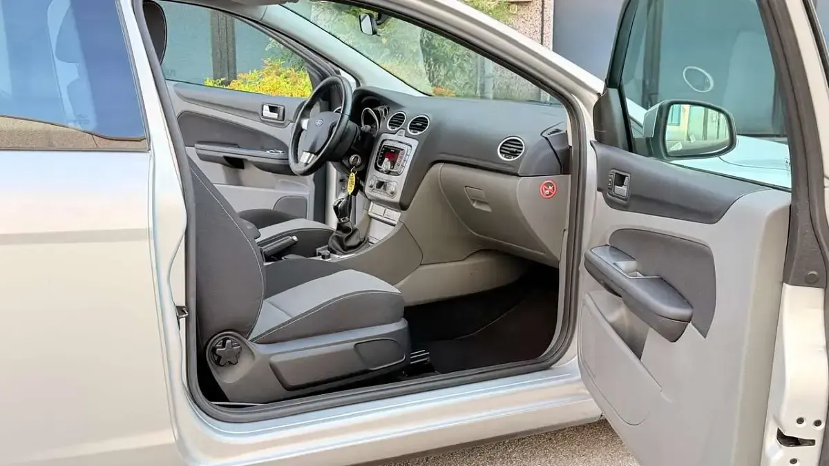 Usata Ford Focus 109 CV (80 kW) 2011 Argento Berlina