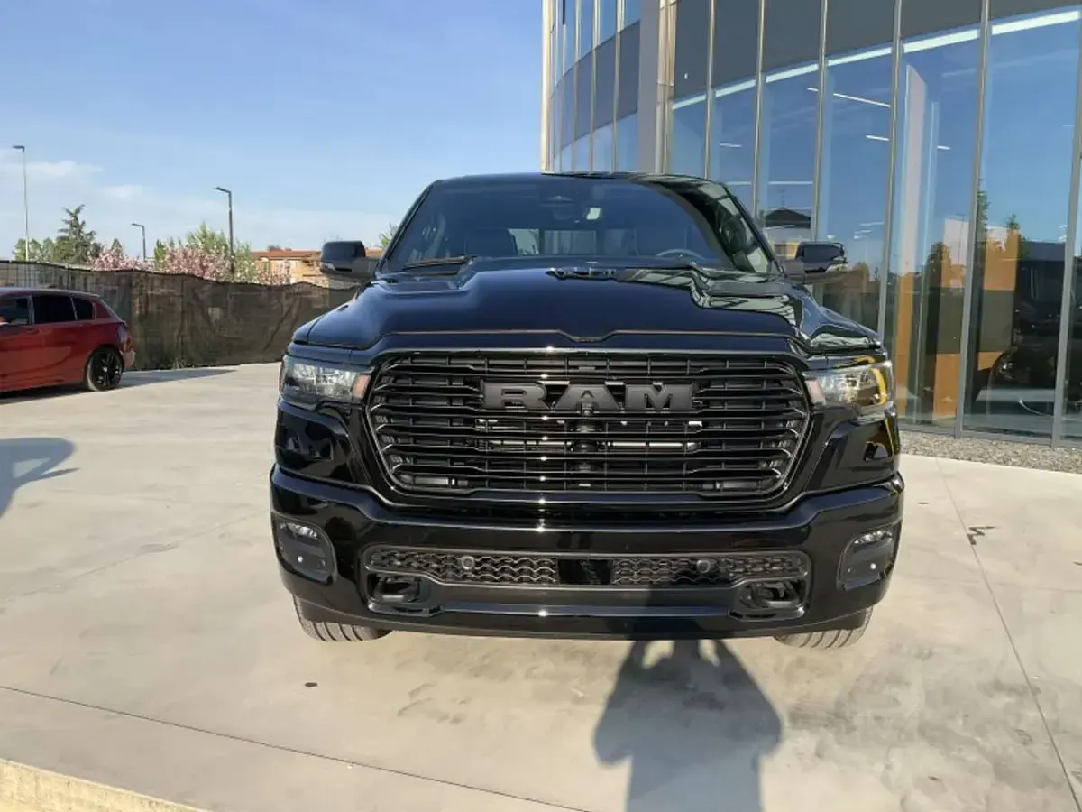 Nuova RAM 1500 419 CV (308 kW) 2025 Nero Pick-up