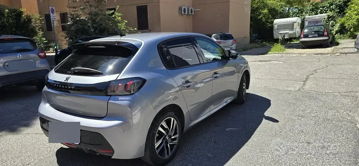 Usata Peugeot 208 Allure 101 CV (74 kW) 2023 Grigio Utilitaria