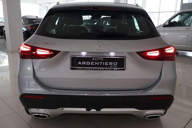 Käytetty Mercedes GLA180 Advanced Plus 116 HP (85 kW) 2025 Hopea Katumaasturi