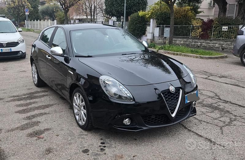 Nero Usata 2017 Alfa Romeo Giulietta Business Tre volumi | 9250 € (Buon prezzo) - Immagine 1/4