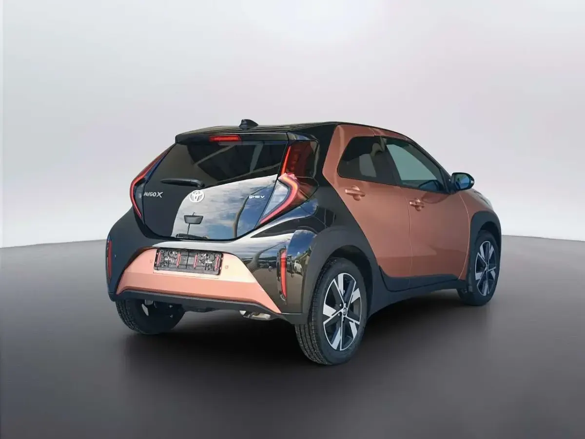 Nuova Toyota Aygo X 116 CV (85 kW) 2026 Cinnamon brown & black SUV
