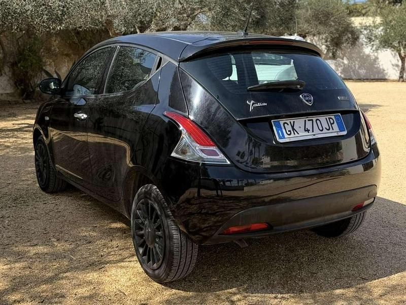 Usata Lancia Ypsilon Silver 69 CV (50 kW) 2022 Nero Utilitaria