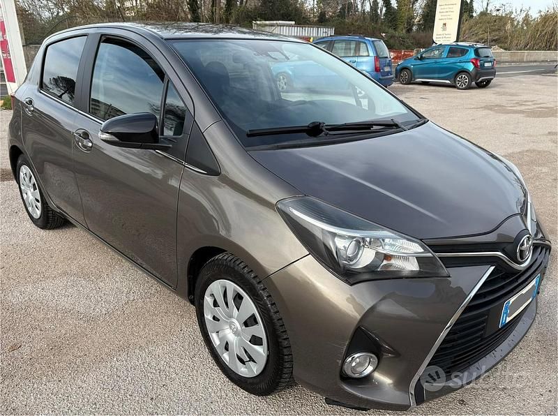 Usata Toyota Yaris 90 CV (66 kW) 2016 Grigio Utilitaria
