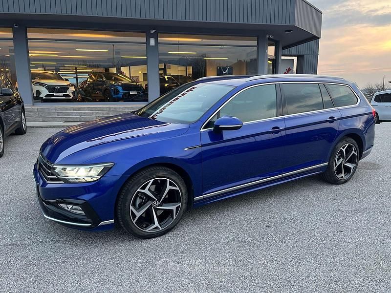 Usata VW Passat Executive 200 CV (147 kW) 2021 Blu/azzurro Station wagon