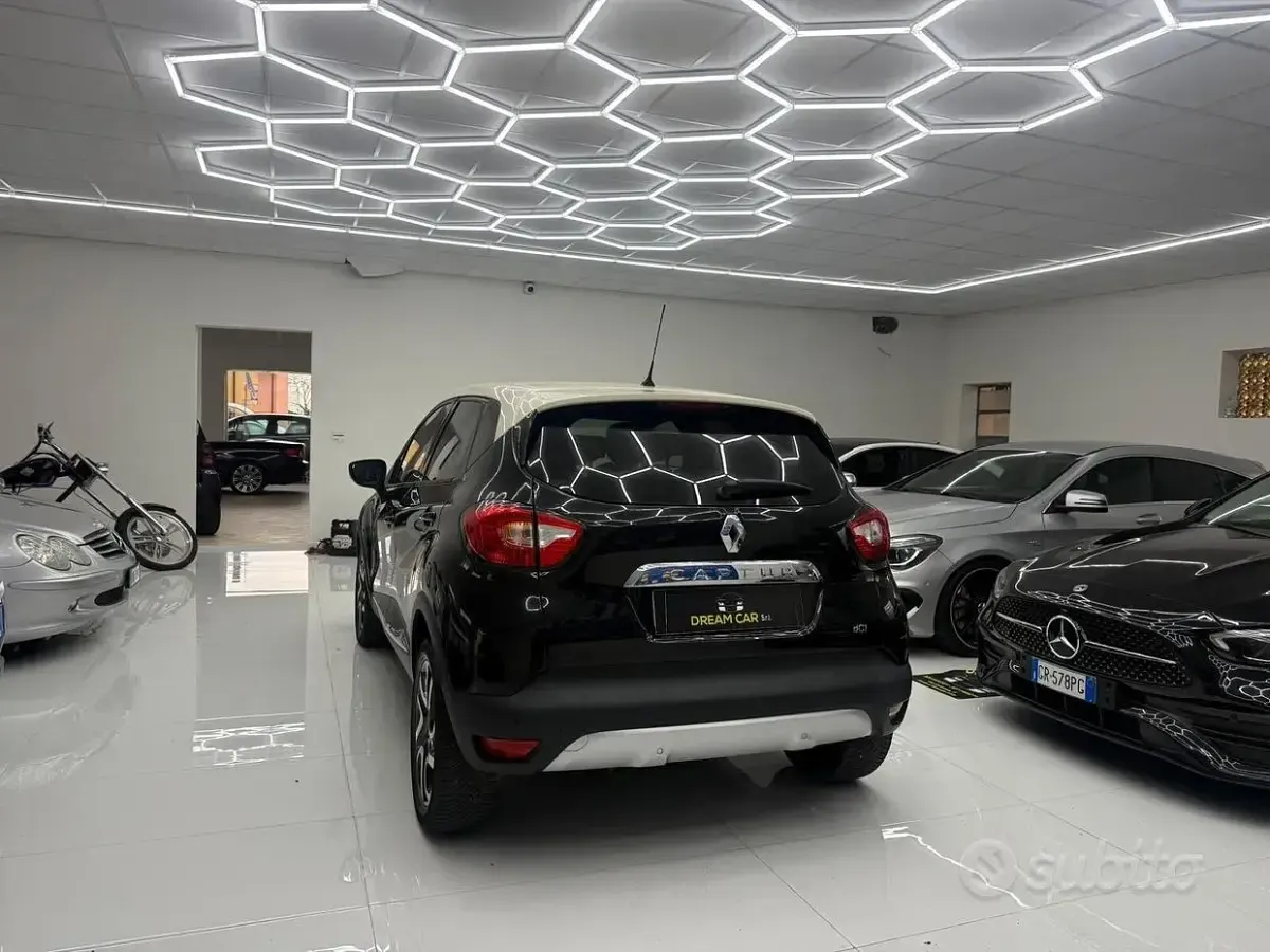 Usado Renault Captur Iconic 90 CV (66 kW) 2016 Negro SUV