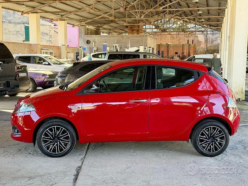 Usata Lancia Ypsilon Gold 69 CV (50 kW) 2023 Rosso Utilitaria
