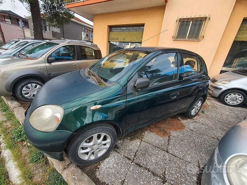Usata Toyota Yaris Sol 74 CV (54 kW) 2002 Verde Berlina