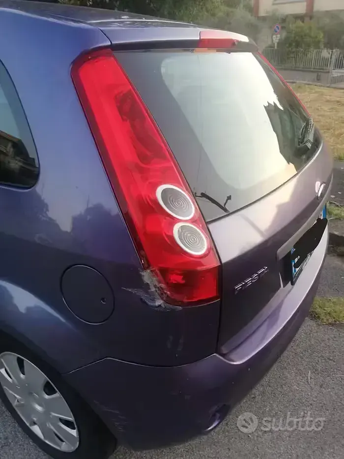 Usata Ford Fiesta 75 CV (55 kW) 2006 Viola Utilitaria