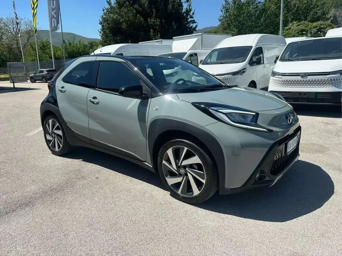 Usata Toyota Aygo X Lounge 72 CV (52 kW) 2024 Tarragon & black SUV