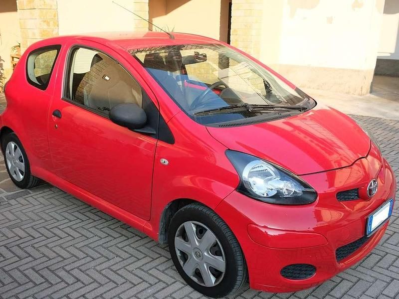 Usata Toyota Aygo Connect Style 68 CV (50 kW) 2012 Rosso Utilitaria
