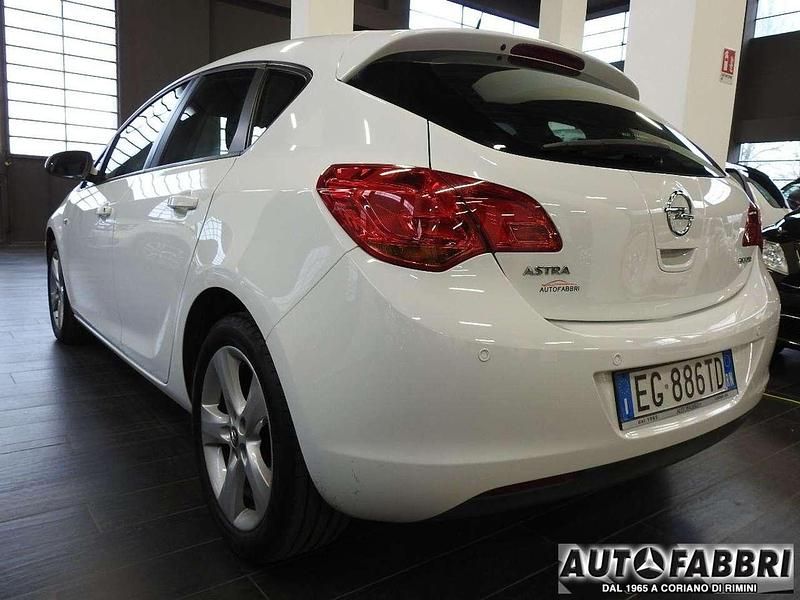 Usata Opel Astra Enjoy 95 CV (69 kW) 2011 Bianco(met.) Berlina