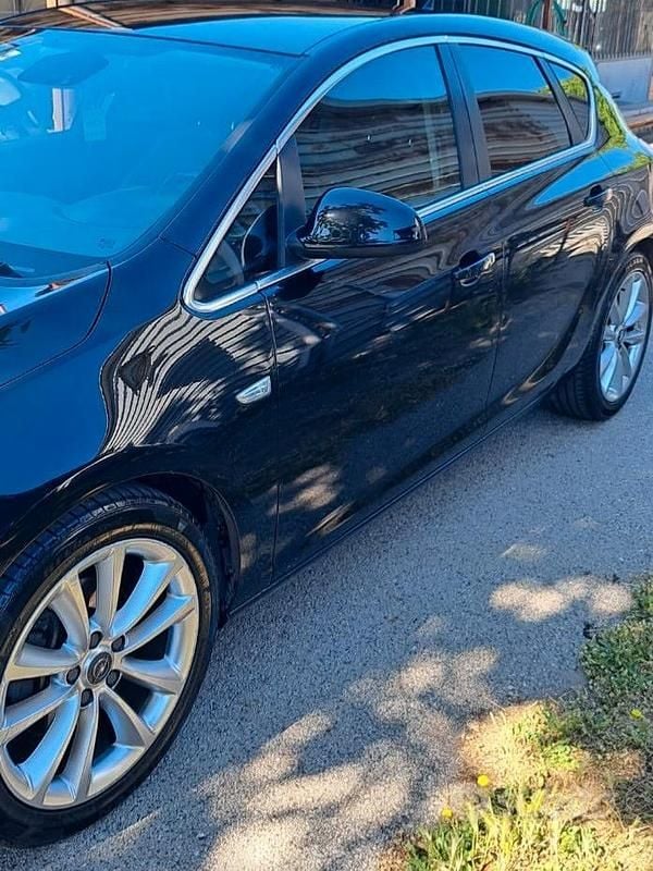 Usata Opel Astra 125 CV (91 kW) 2011 Nero Berlina