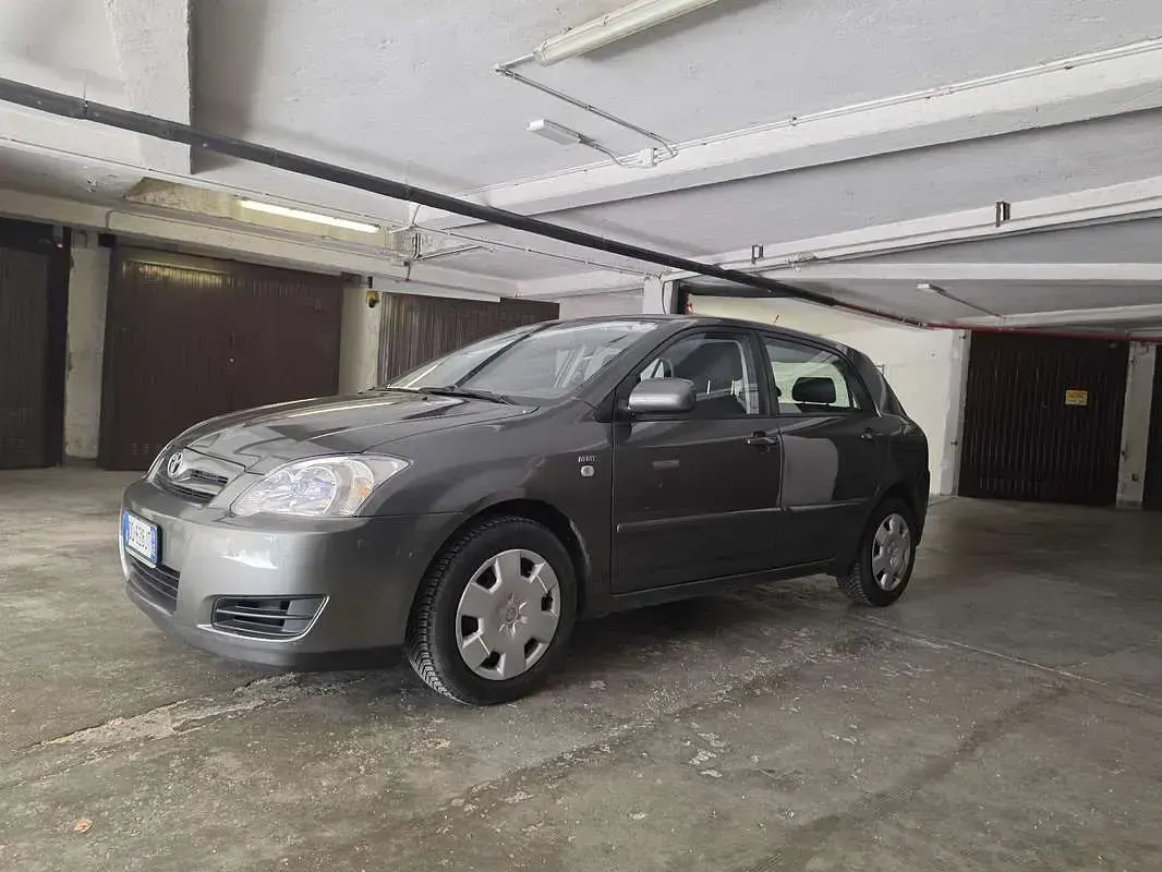 Usata Toyota Corolla 90 CV (66 kW) 2006 Grigio Berlina
